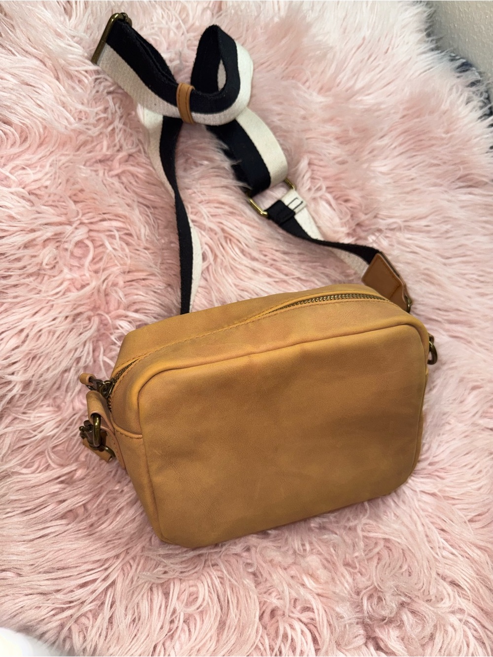 Universal Thread Mustard Tan Crossbody Bag with Interior Zip Pocket - Picture 3 of 6